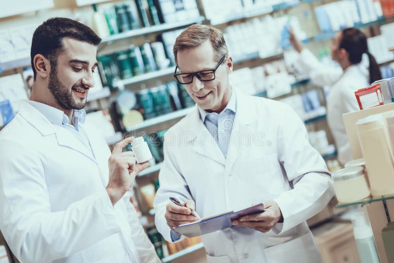 Farmacisti che lavorano nella farmacia immagine stock Farmacisti che lavorano nella farmacia immagine stock