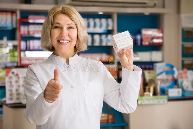 Farmacéutico de la mujer profesional en el trabajo imágenes de archivo libres de regalías Farmacéutico de la mujer profesional en el trabajo imágenes de archivo libres de regalías