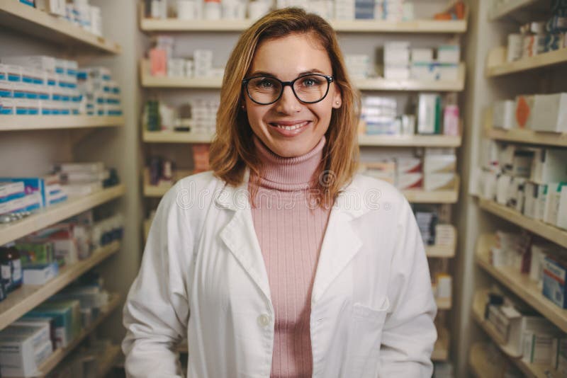 Farmacéutico de sexo femenino confiado en farmacia fotografía de archivo Farmacéutico de sexo femenino confiado en farmacia fotografía de archivo