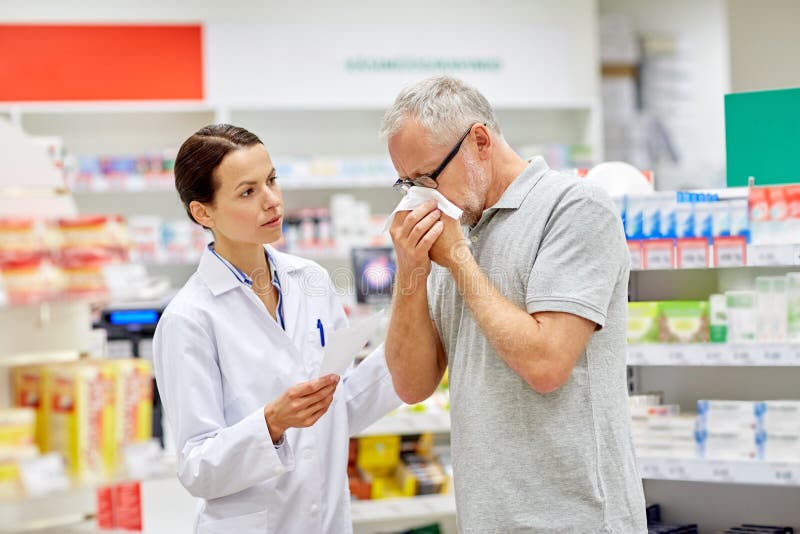 Farmacêutico e homem superior com gripe na farmácia fotografia de stock royalty free Farmacêutico e homem superior com gripe na farmácia fotografia de stock royalty free