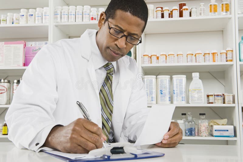 Farmacêutico masculino Working In Pharmacy