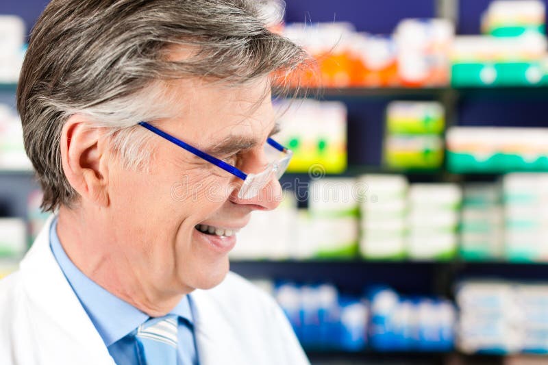 Farmacêutico na farmácia imagens de stock Farmacêutico na farmácia imagens de stock