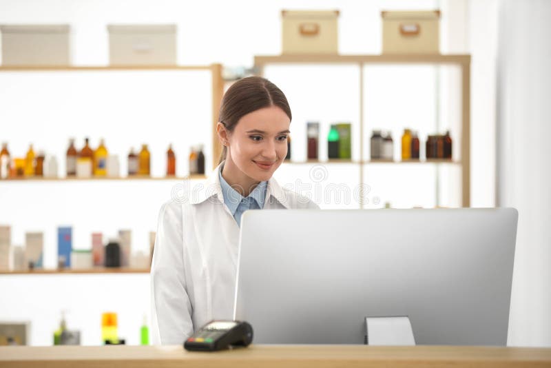 Farmacêutico trabalhando com computador na farmácia fotografia de stock Farmacêutico trabalhando com computador na farmácia fotografia de stock