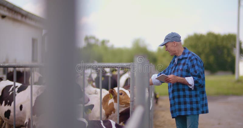 Farmer Gesten beim Schreiben auf Zwischenablage gegen Stall