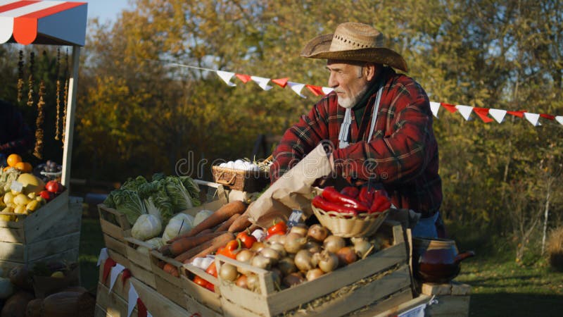 Zemědělec stanoví ven nebo zelenina.