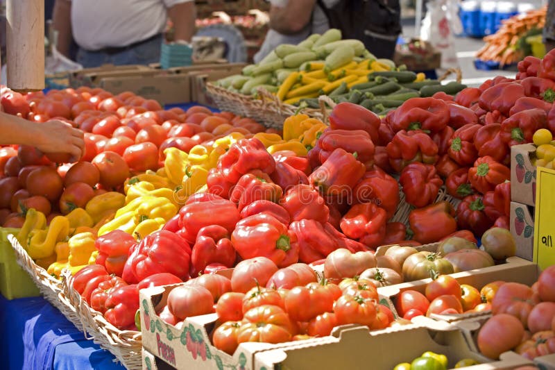 Un assortimento di fresco vegtables al mercato degli agricoltori.