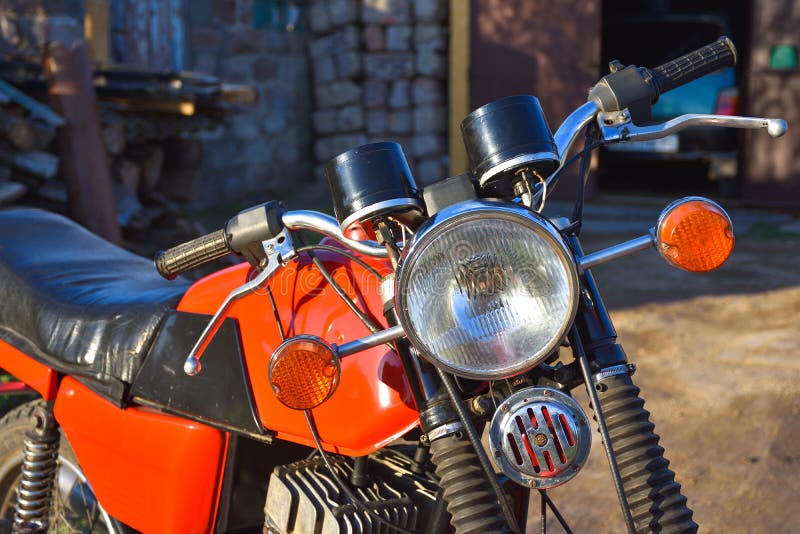 Faro anteriore di un motociclo d'annata, bici rossa fotografie stock Faro anteriore di un motociclo d'annata, bici rossa fotografie stock
