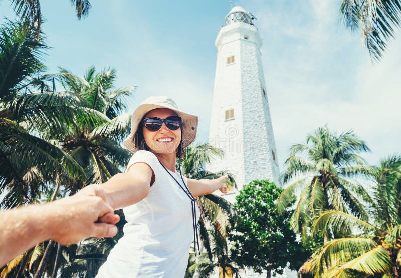 Faro de Dondra en Sri Lanka: toma del viajero de la mujer para la mano ella foto de archivo libre de regalías Faro de Dondra en Sri Lanka: toma del viajero de la mujer para la mano ella foto de archivo libre de regalías