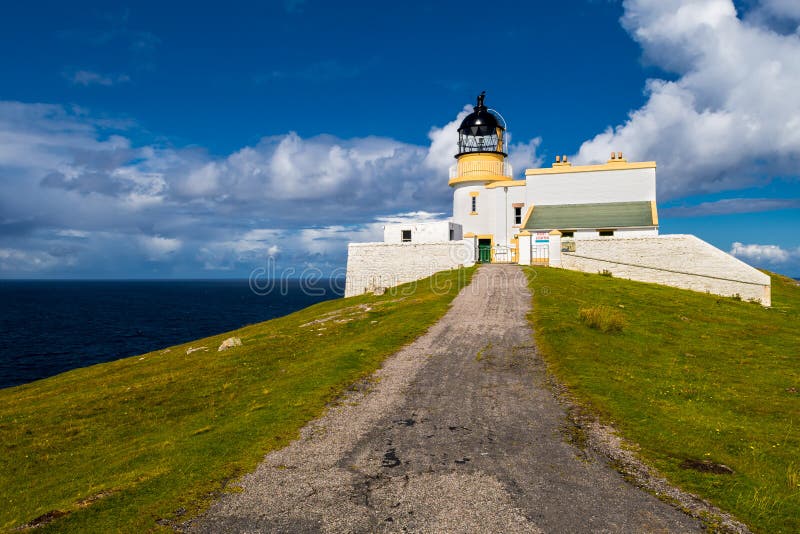 Faro de la cabeza de Stoer en la costa atlántica cerca de Lochinver en Escocia fotografía de archivo Faro de la cabeza de Stoer en la costa atlántica cerca de Lochinver en Escocia fotografía de archivo