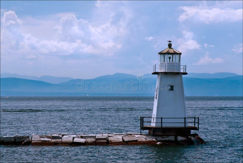 Faro del frangiflutti di Burlington in lago Champlain, Vermont immagini stock Faro del frangiflutti di Burlington in lago Champlain, Vermont immagini stock