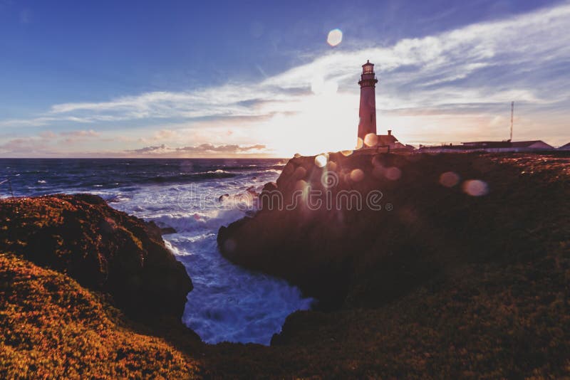 Faro del punto de la paloma en la costa costa del Océano Pacífico de California septentrional momentos antes de la puesta del sol imágenes de archivo libres de regalías Faro del punto de la paloma en la costa costa del Océano Pacífico de California septentrional momentos antes de la puesta del sol imágenes de archivo libres de regalías