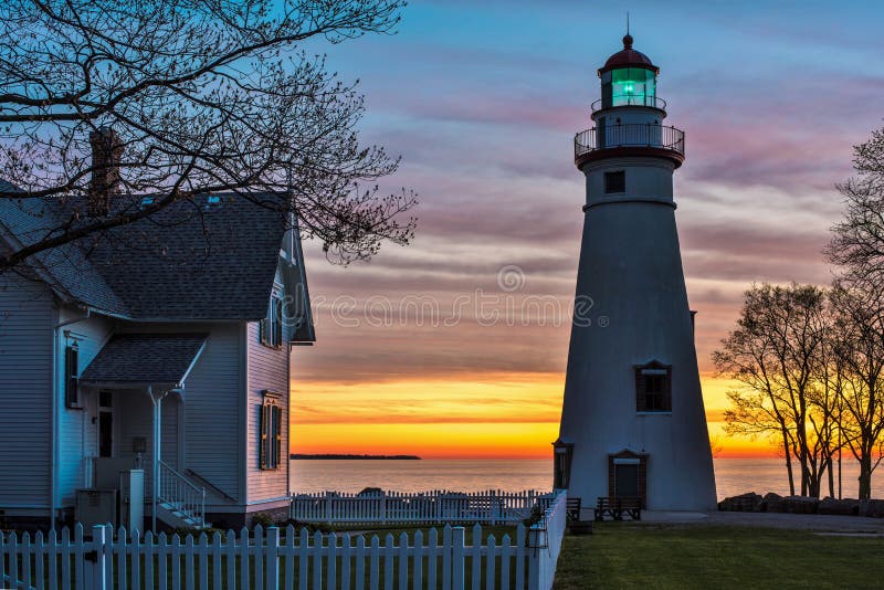 Faro di Marblehead nell'Ohio all'alba fotografia stock libera da diritti Faro di Marblehead nell'Ohio all'alba fotografia stock libera da diritti