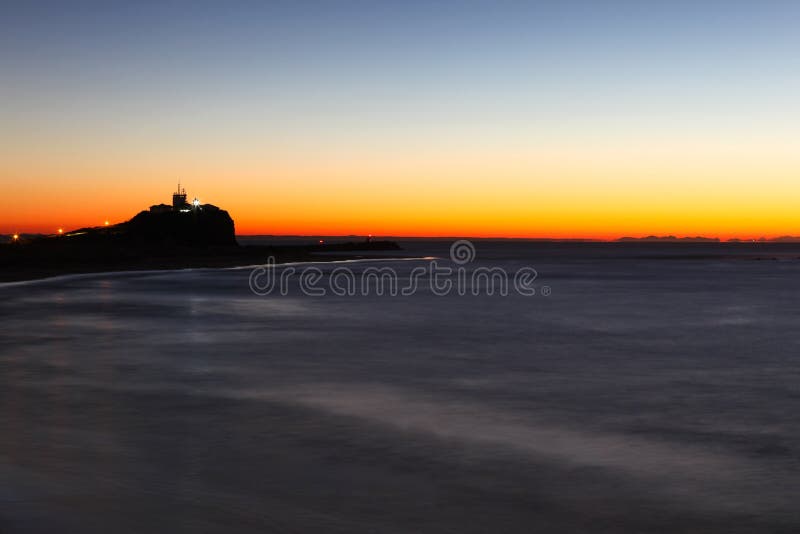 Faro di Nobbys a Dawn Newcastle Australia fotografia stock libera da diritti Faro di Nobbys a Dawn Newcastle Australia fotografia stock libera da diritti