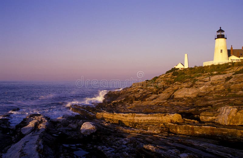 Faro di Pemaquid sopra le formazioni rocciose in Maine immagine stock libera da diritti Faro di Pemaquid sopra le formazioni rocciose in Maine immagine stock libera da diritti