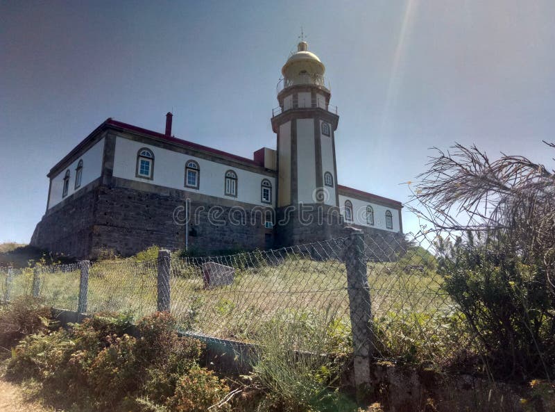 Faro e complesso militare sull'isola immagini stock libere da diritti Faro e complesso militare sull'isola immagini stock libere da diritti