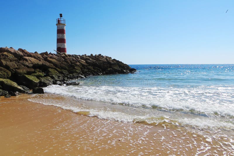 Faro en la playa en Faro, Portugal foto de archivo Faro en la playa en Faro, Portugal foto de archivo