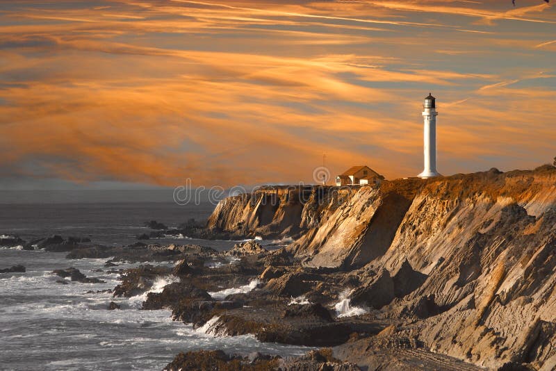 Faro en la puesta del sol fotografía de archivo Faro en la puesta del sol fotografía de archivo