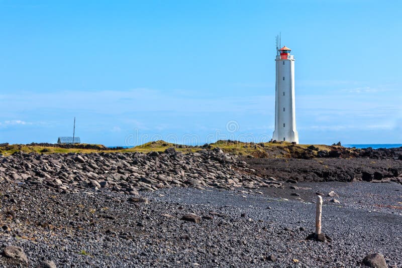 Faro in Islanda ad ovest a tempo soleggiato immagini stock Faro in Islanda ad ovest a tempo soleggiato immagini stock