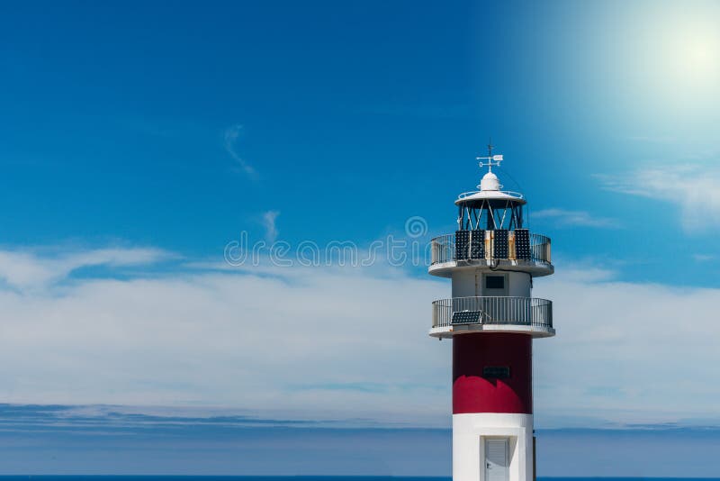 apilar Restringir siesta Faro Marítimo Sobre Acantilados Con Mar Azul En El Fondo Foto de archivo -  Imagen de horizonte, océano: 161056158