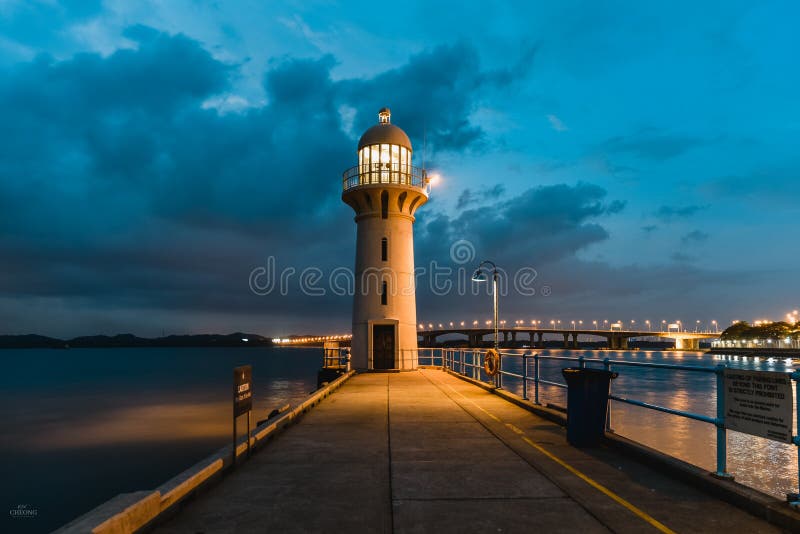 Faro moderno con cielo blu nell'ora del blu di tramonto immagini stock libere da diritti Faro moderno con cielo blu nell'ora del blu di tramonto immagini stock libere da diritti