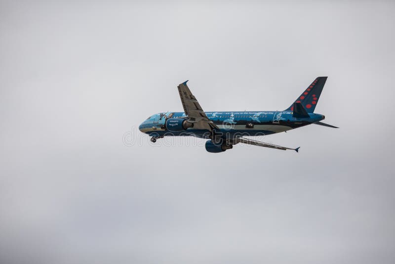 Faro Portugal - Juli, 2018: Trafikflygplanet från Bryssel flygbolag tar av från Faro den internationella flygplatsen FAO under da arkivfoton Faro Portugal - Juli, 2018: Trafikflygplanet från Bryssel flygbolag tar av från Faro den internationella flygplatsen FAO under da arkivfoton