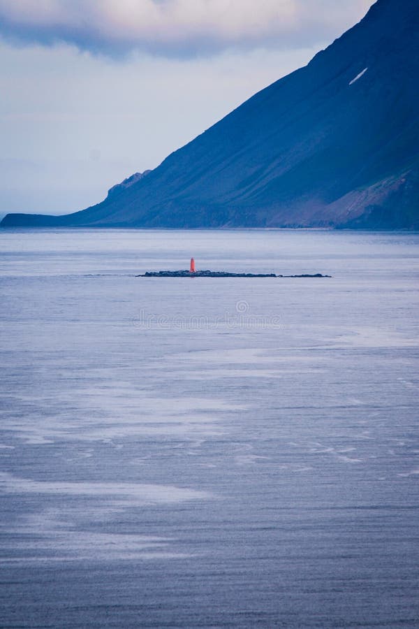 Faro solo nel mare fotografia stock Faro solo nel mare fotografia stock
