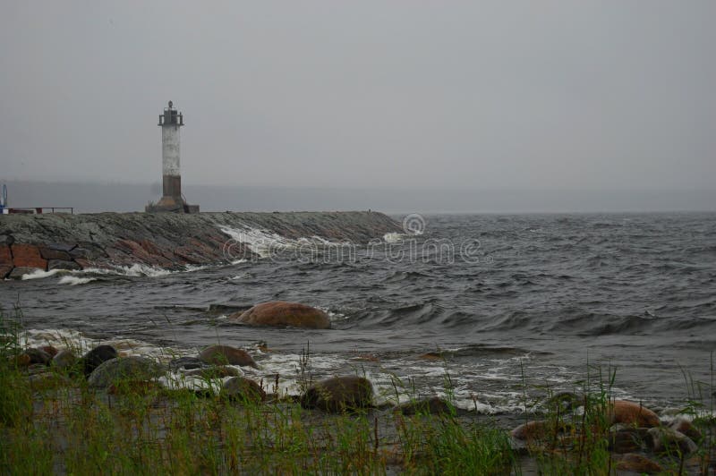 Faro solo nel mare immagini stock Faro solo nel mare immagini stock
