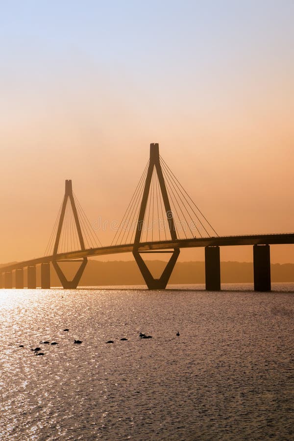 Farobrug in zonsonderganglicht, de wegbrug over Storstr stock afbeelding Farobrug in zonsonderganglicht, de wegbrug over Storstr stock afbeelding