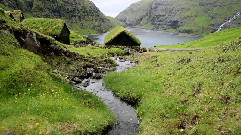 Faroe Islands dinmark archipelago. rio da aldeia saksun e lago.