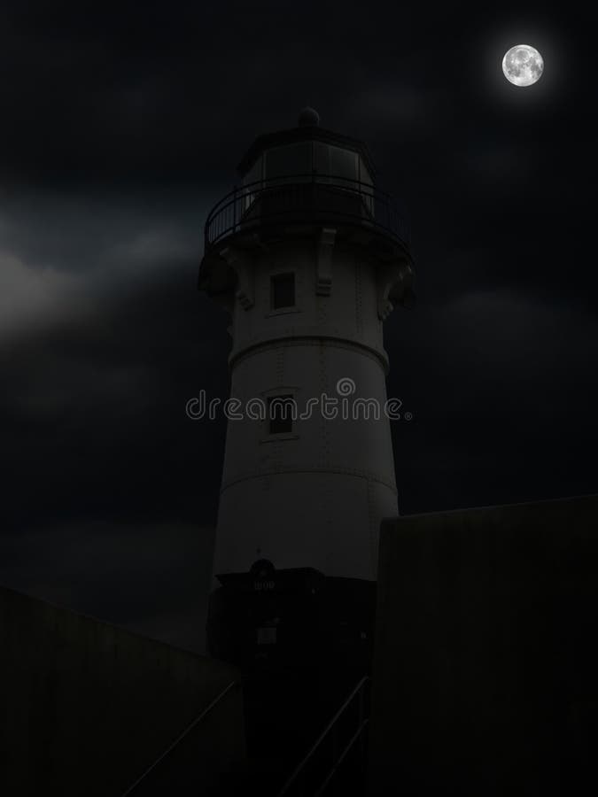 Farol de Duluth em uma noite nevoenta fotografia de stock Farol de Duluth em uma noite nevoenta fotografia de stock