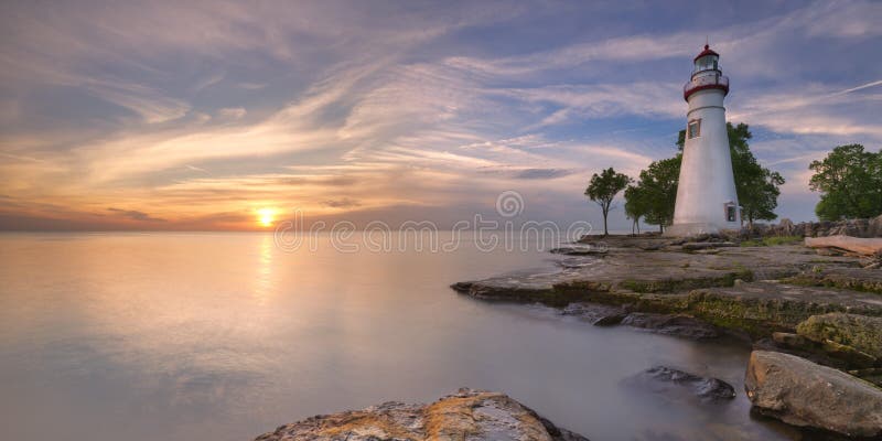 Farol de Marblehead no Lago Erie, EUA no nascer do sol