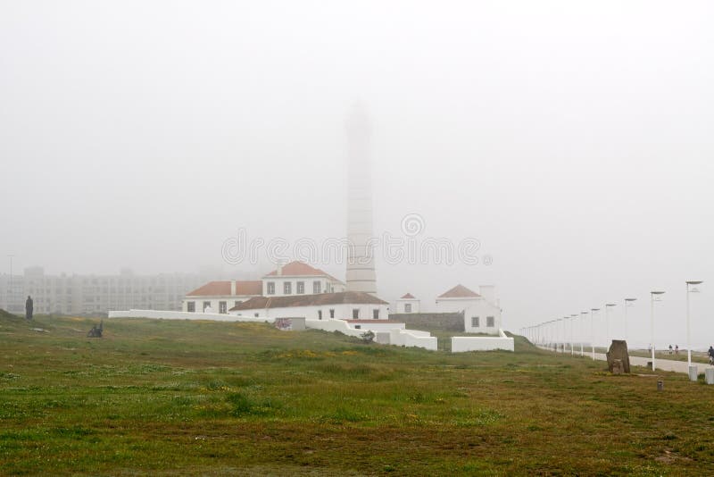 Farol em uma manhã nevoenta imagens de stock Farol em uma manhã nevoenta imagens de stock