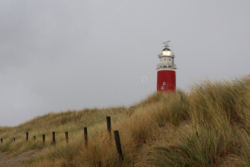 Farol nas dunas em Texel fotografia de stock Farol nas dunas em Texel fotografia de stock