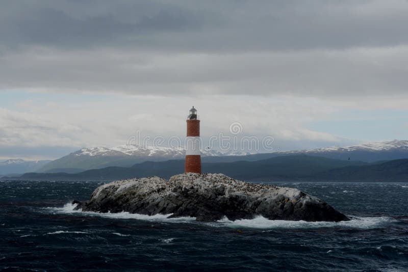 Farol no canal do lebreiro imagem de stock royalty free Farol no canal do lebreiro imagem de stock royalty free