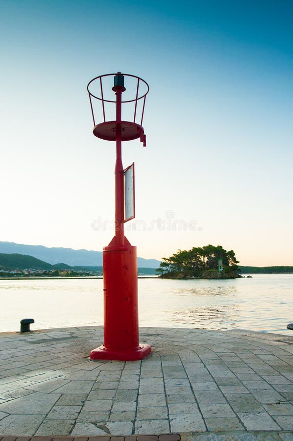 Farol vermelho sobre da ilha de Rab, Croácia imagem de stock Farol vermelho sobre da ilha de Rab, Croácia imagem de stock