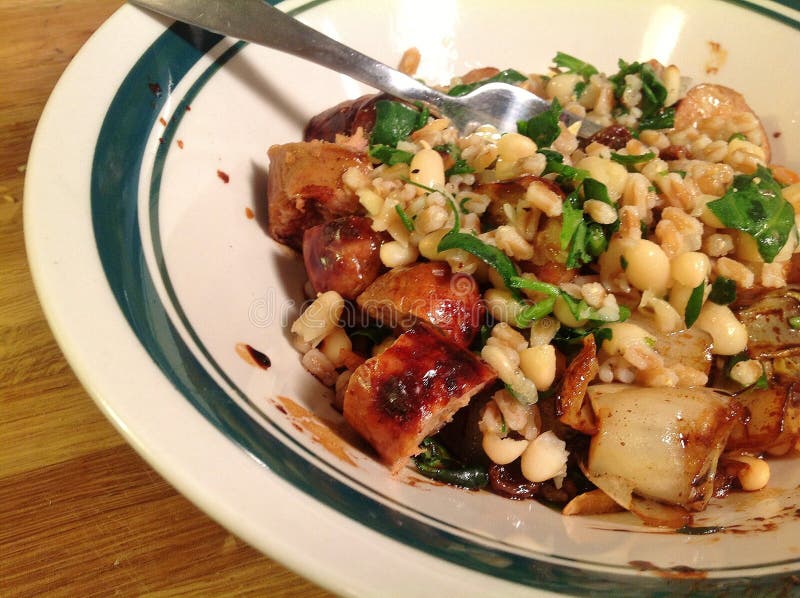 Farro et Bean Salad blanc avec la saucisse de Chx Apple photos libres de droits Farro et Bean Salad blanc avec la saucisse de Chx Apple photos libres de droits