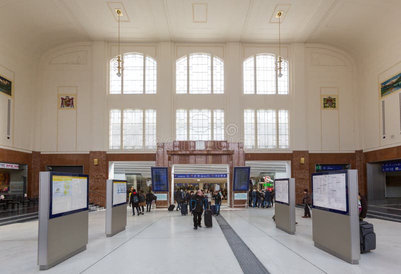 Farstu för Salzburg huvudsaklig drevstation med passagerare arkivbild Farstu för Salzburg huvudsaklig drevstation med passagerare arkivbild