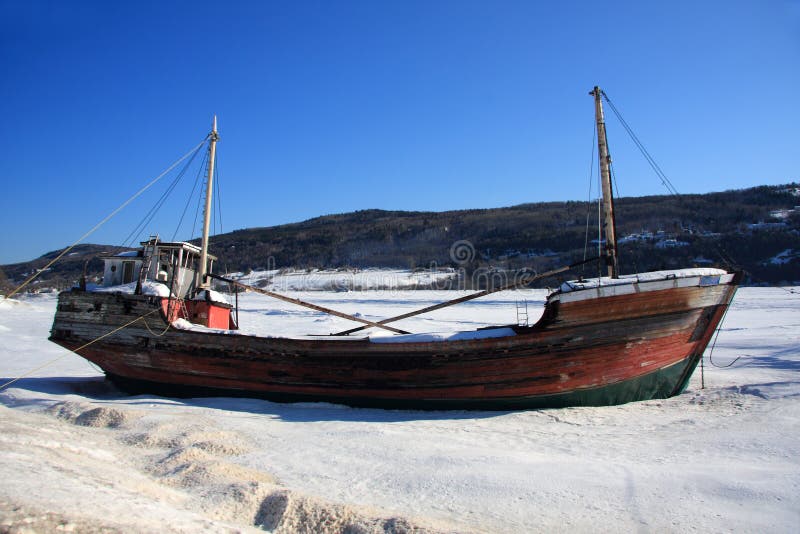 Fartyg fryst flodhaveri royaltyfri foto