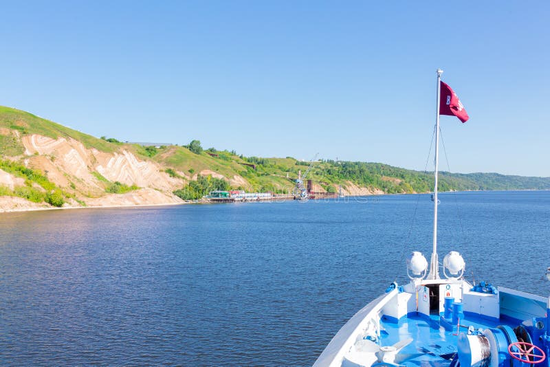 Fartyg för kryssningsfloder närmar sig staden Tetyushi Floden Volga, Republiken Tatarstan Sommardag Bildlandskap arkivbild