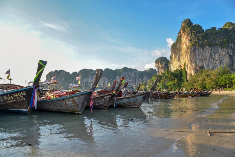 Fartyg för lång svans i den Railay stranden, Krabi, Thailand royaltyfri bild Fartyg för lång svans i den Railay stranden, Krabi, Thailand royaltyfri bild