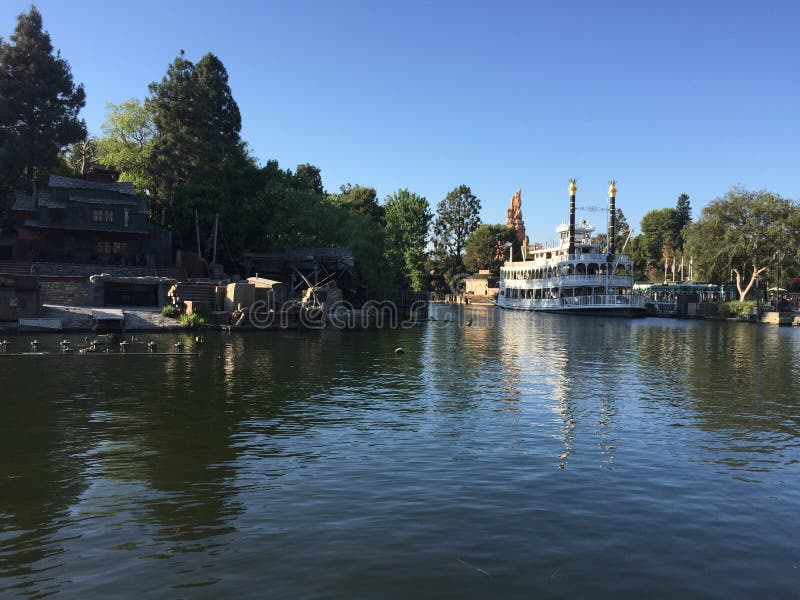 Fartyg för Mark Twain djungelkryssning på Disneyland, Kalifornien royaltyfri bild Fartyg för Mark Twain djungelkryssning på Disneyland, Kalifornien royaltyfri bild