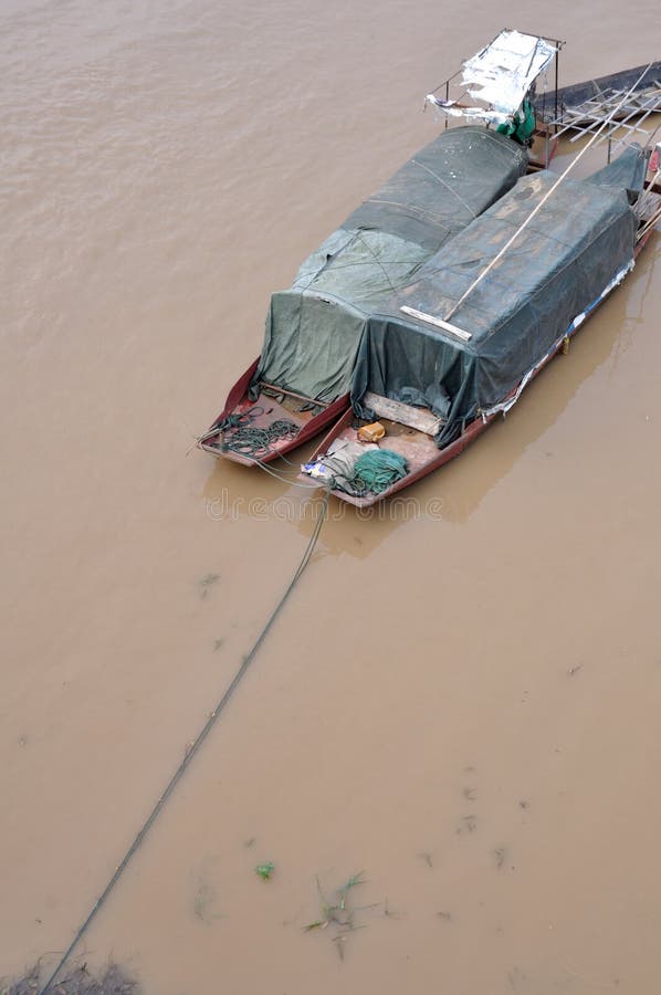 Fartyg i floden arkivfoton