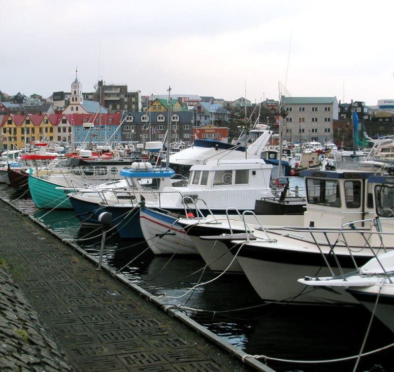 Fartyg i flotta Yachter och motoriska fartyg på pir Fartygancho arkivbild Fartyg i flotta Yachter och motoriska fartyg på pir Fartygancho arkivbild