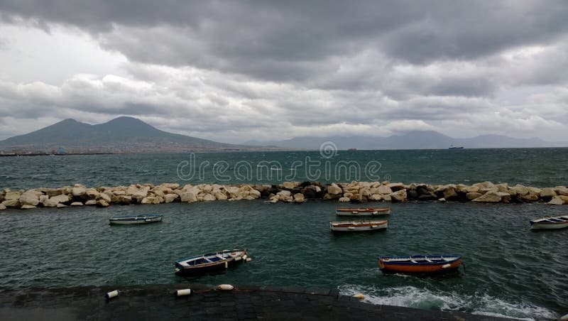 Fartyg i Naples med Vesuvius i bakgrunden royaltyfri fotografi Fartyg i Naples med Vesuvius i bakgrunden royaltyfri fotografi