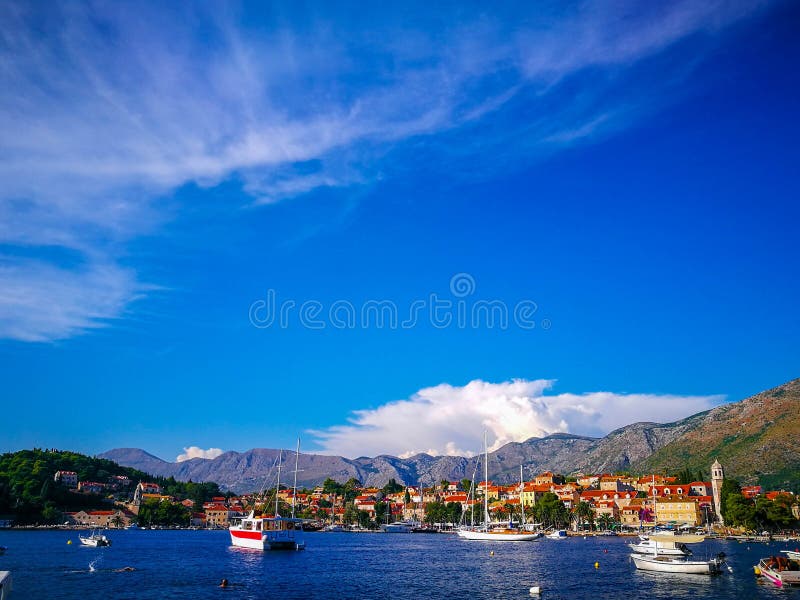 Fartyg på den kroatiska kusten, Cavtat, Kroatien arkivbild Fartyg på den kroatiska kusten, Cavtat, Kroatien arkivbild