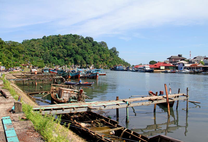 Fartyg på den Muaro floden i Padang, västra Sumatra