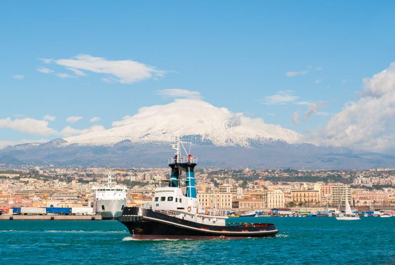 Fartyg på hamnen av Catania arkivbild Fartyg på hamnen av Catania arkivbild