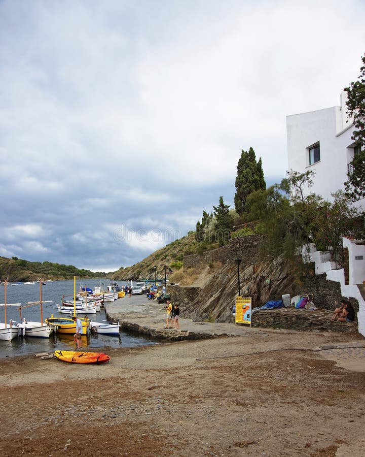 Fartyg på pir i port Lligat på stormigt väder royaltyfri foto Fartyg på pir i port Lligat på stormigt väder royaltyfri foto