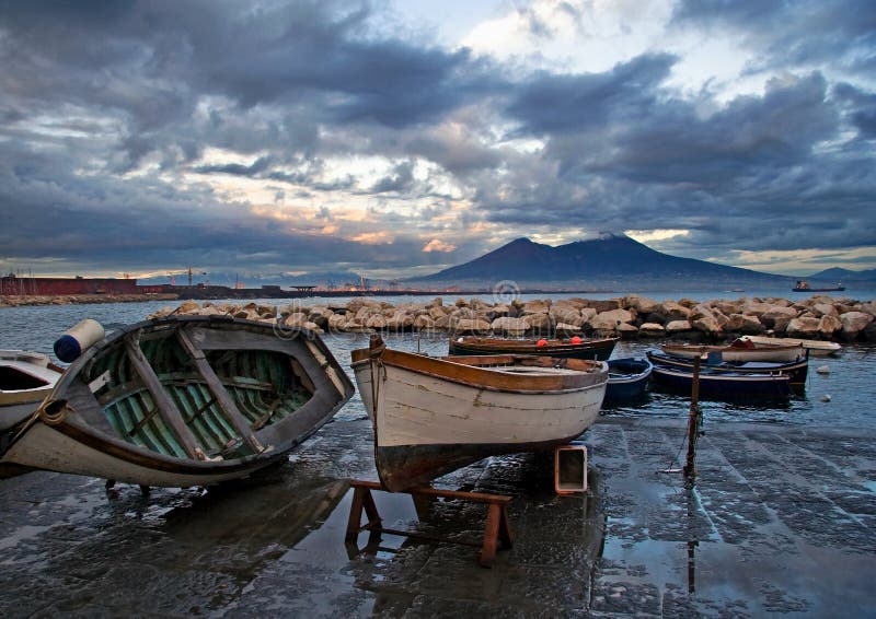 Fartyg på seacoasten i Naples royaltyfria foton Fartyg på seacoasten i Naples royaltyfria foton