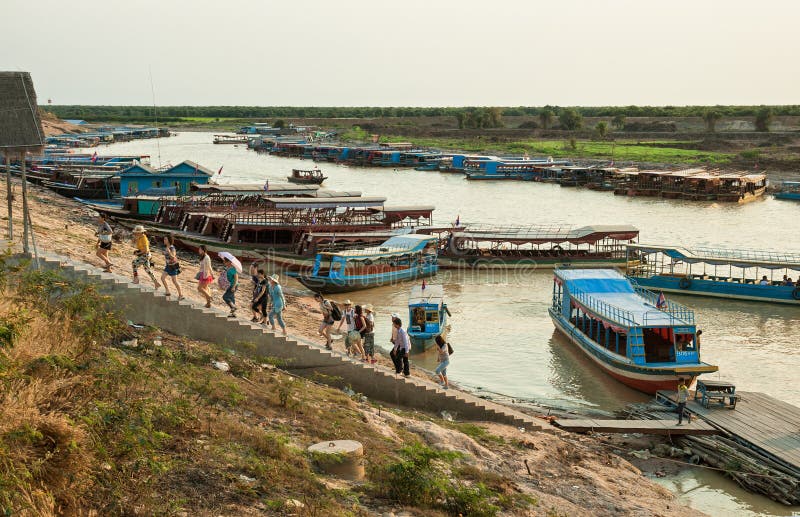 Fartyg som förtöjer på den Siem Reap floden royaltyfri bild Fartyg som förtöjer på den Siem Reap floden royaltyfri bild